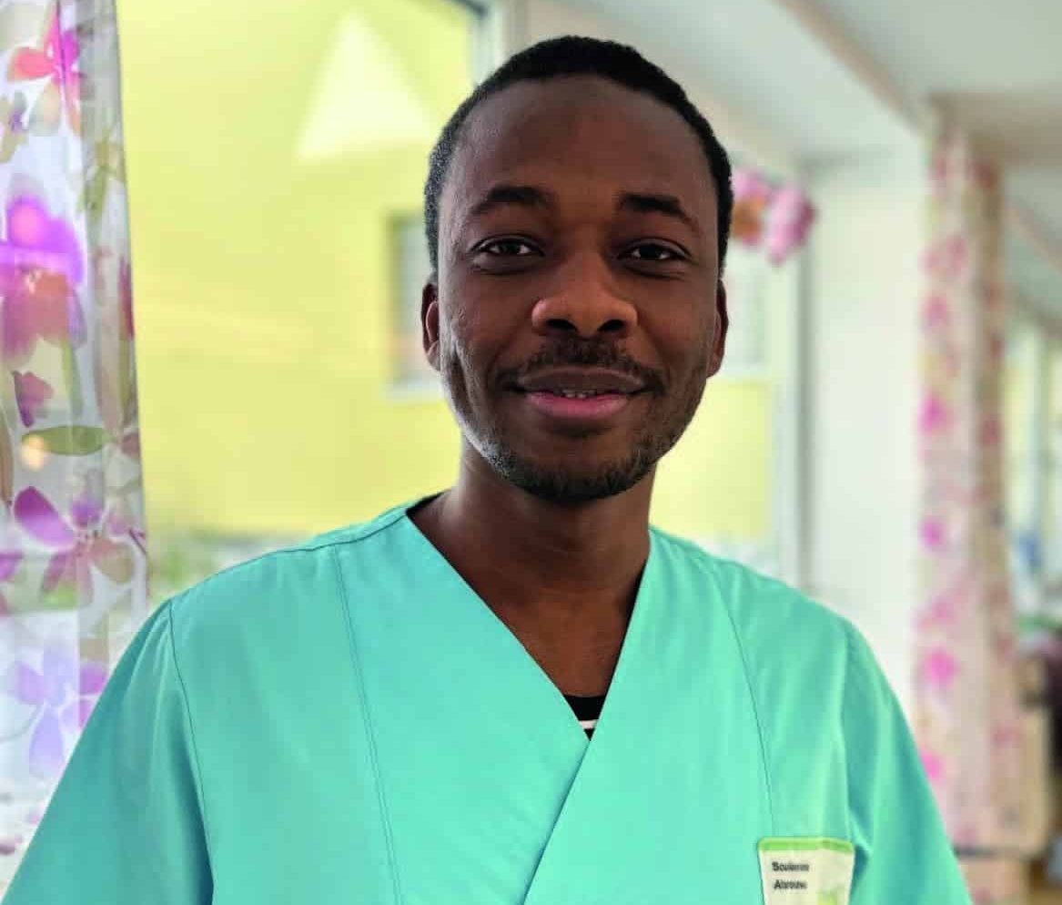 Alpenland-Pflegekraft Soulemane bei der Arbeit